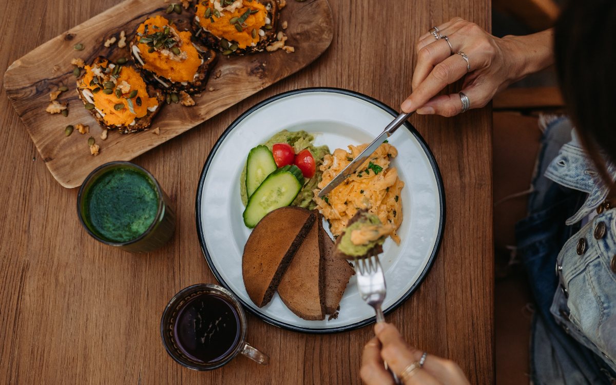Eggs, avocado smash, seeded bread and a green juice at Comptoir 102